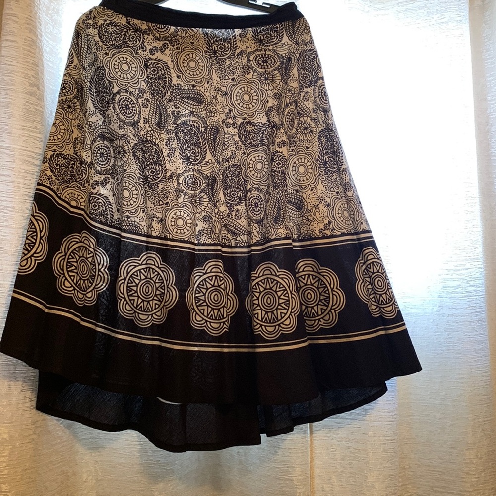 Long skirt black and white